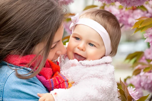 Madre con el bebé en el jardín — Foto de Stock