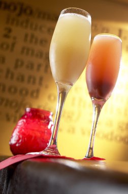 Rossini ve bellini kokteyl duvara yazı ile bar