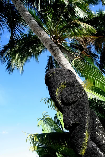 Древняя статуя в пальмах — стоковое фото