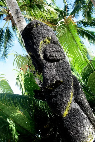 Antike Statue in Palmen — Stockfoto
