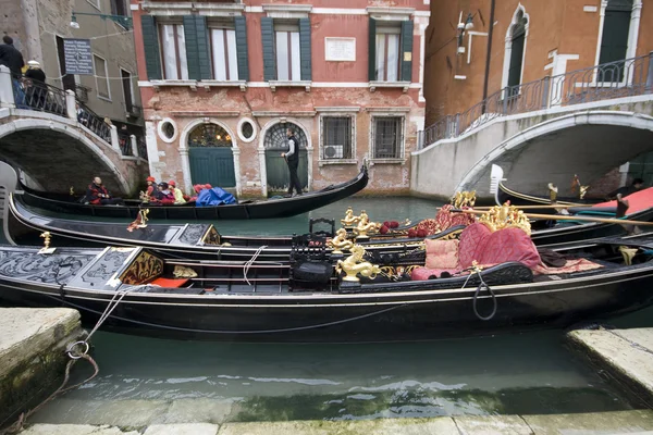 Tradiční gondole v Benátkách — Stock fotografie