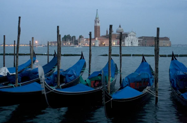 Gôndolas tradicionais em Veneza — Fotografia de Stock