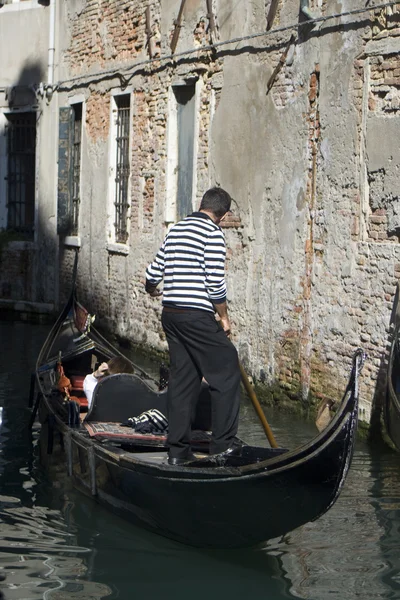 Gondola tradizionale a Venezia — Foto Stock