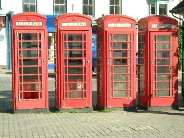 Telefon kulübeleri.