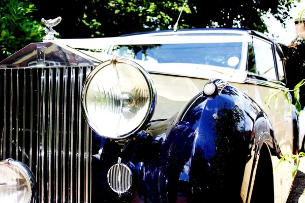 Gros plan d'une Rolls Royce de l'avant . — Photo