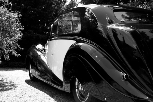 Close up de um Rolls Royce de lado em preto e branco . — Fotografia de Stock