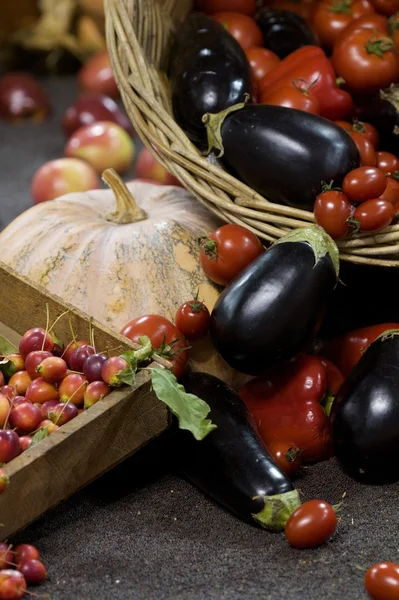 Uma cesta de frutas e legumes frescos — Fotografia de Stock