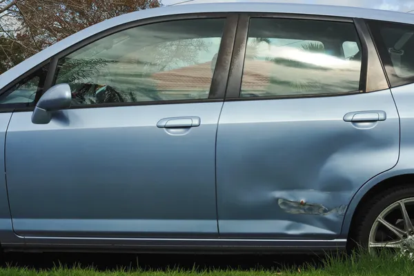 Car door damage — Stock Photo, Image