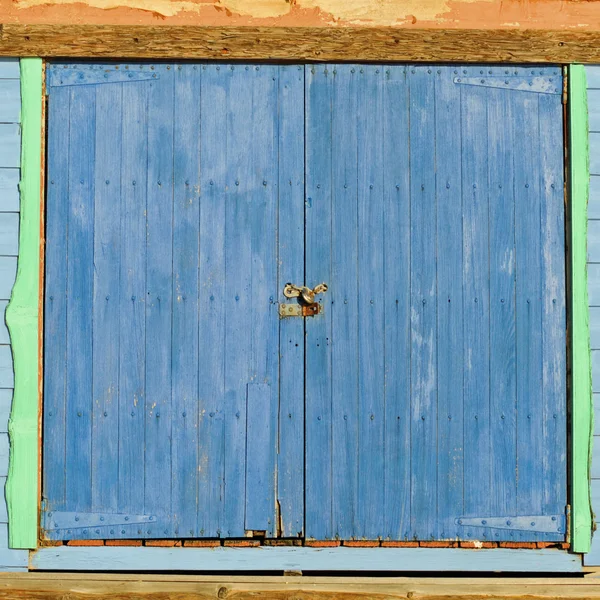 Blauwe en groene deuren — Stockfoto