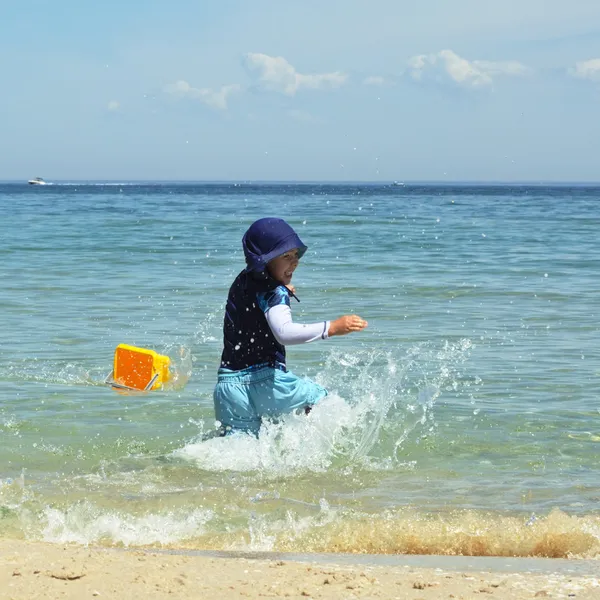 Boy splashing water — Stock Photo, Image