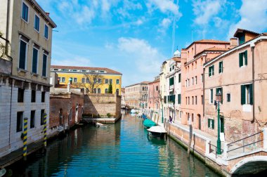 Venice, İtalya - kanal, tekneler ve evler