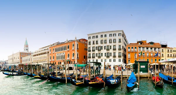 Venezia, Italia - Gondolas en el Gran Canal y el campanario de San Marco —  Fotos de Stock