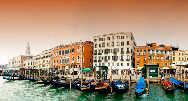 威尼斯，意大利-吊船在京杭运河和 san marco 钟塔 — 图库照片