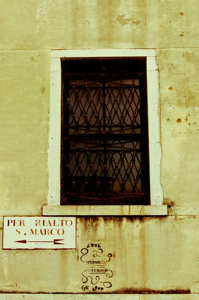 Arte urbana ao lado do signo histórico em Venezia, Itália — Fotografia de Stock