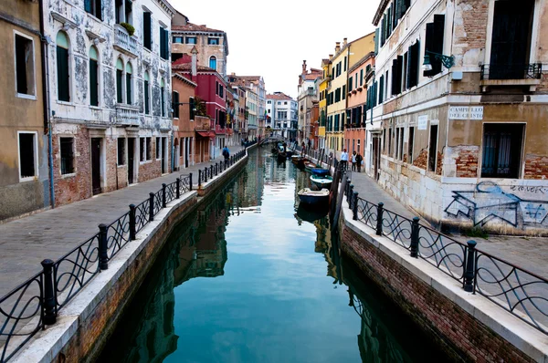 Венеция, Италия - канал, лодки и дома — стоковое фото