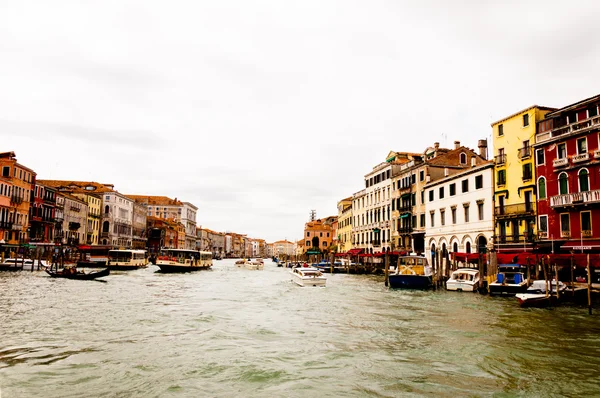 Venetië, Italië - canal grande, boten en huizen — Stockfoto