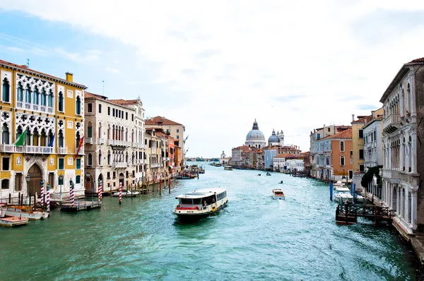 Vista panorâmica do Grande Canal, moradias e Santa Maria Della Salute igreja em Veneza — Fotografia de Stock