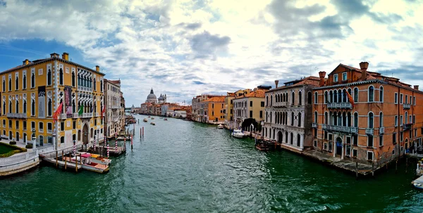 Vista panorámica del Gran Canal, villas y la iglesia de Santa Maria Della Salute en Venecia —  Fotos de Stock