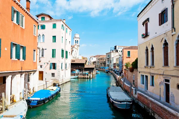 Venice, Italy - canal, boats and houses — Stock Photo, Image