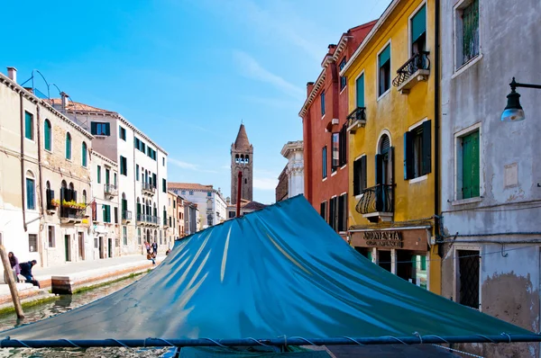 威尼斯，意大利-运河、 小船和房子 — 图库照片