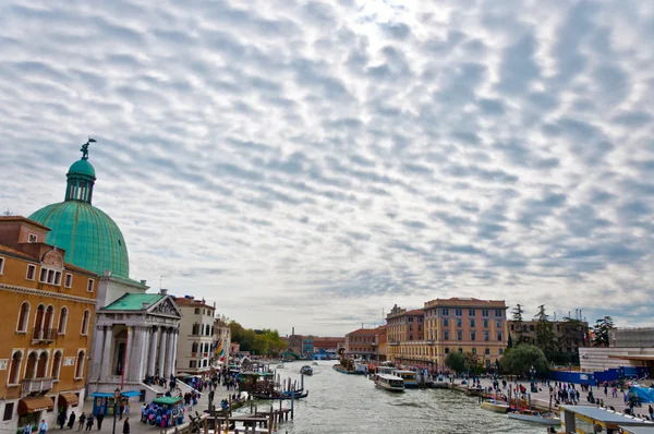 Veneza, Itália - Canal Grande, barcos e casas — Fotografia de Stock