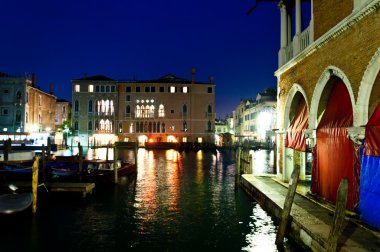 Venice, İtalya - canal Grande gece görünümü