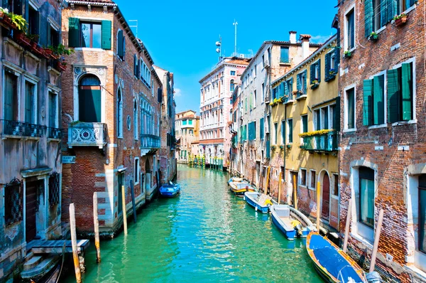 Venedig, Italien - kanalen, båtar och hus — Stockfoto