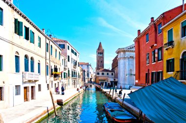 Venice, İtalya - kanal, tekneler ve evler