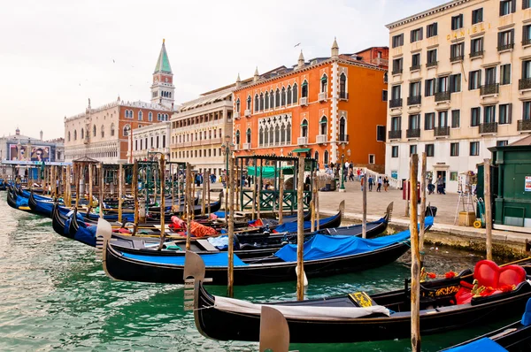 Venezia, Italia - Gondolas en el Gran Canal y el campanario de San Marco —  Fotos de Stock