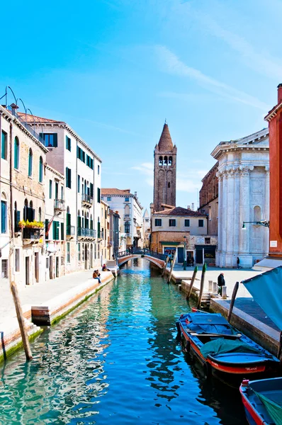 Venezia, Italia - canale, barche e case — Foto Stock