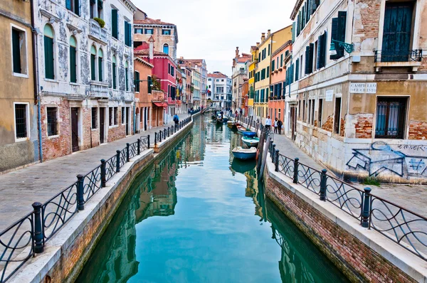 Venice, Włochy - kanał, łodzie i domy — Zdjęcie stockowe