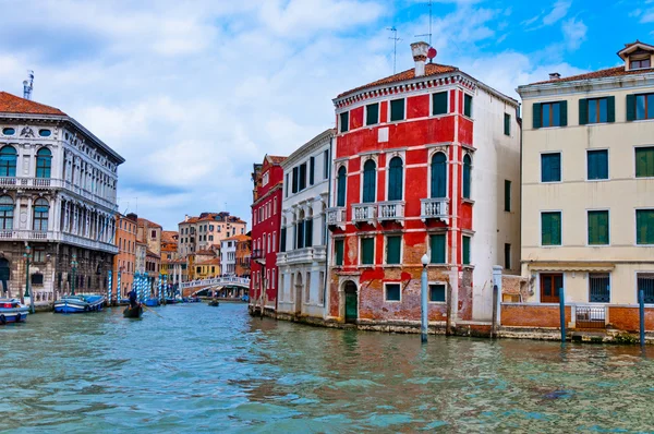 威尼斯，意大利-运河、 小船和房子 — 图库照片