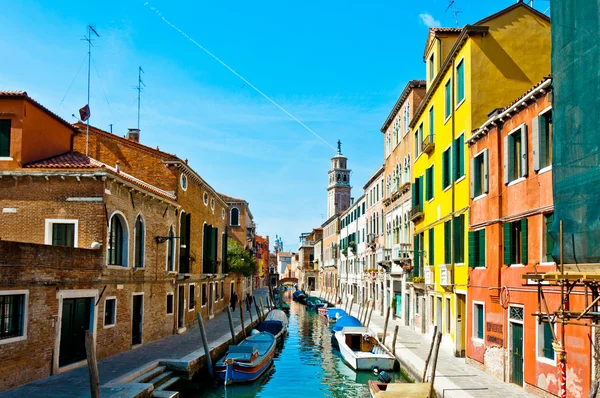 Venice, Italië - kanaal, boten en huizen — Stockfoto