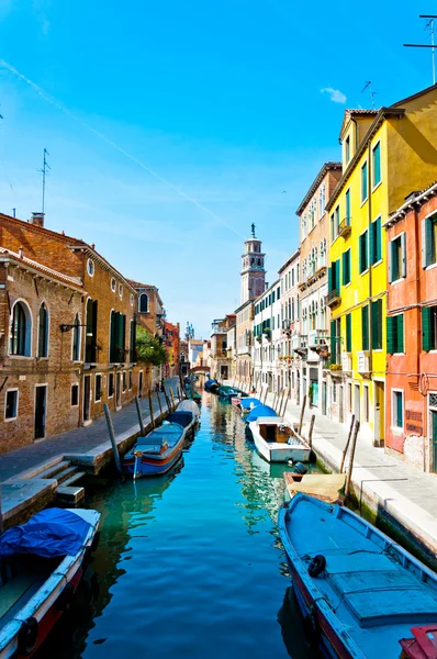 Benátky, Itálie - kanál, lodě a domy — Stock fotografie