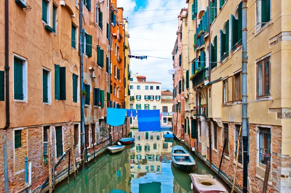 Venice, Olaszország - csatorna, a hajók és a házak — Stock Fotó