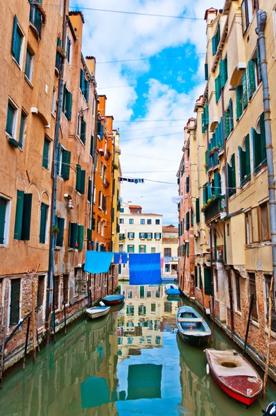 Venecia, Italia - canal, barcos y casas — Foto de Stock
