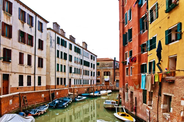 Venice, İtalya - kanal, tekneler ve evler — Stok fotoğraf