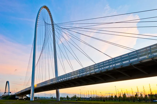 Reggio Emilia, İtalya - Calatrava köprüleri alacakaranlıkta — Stok fotoğraf