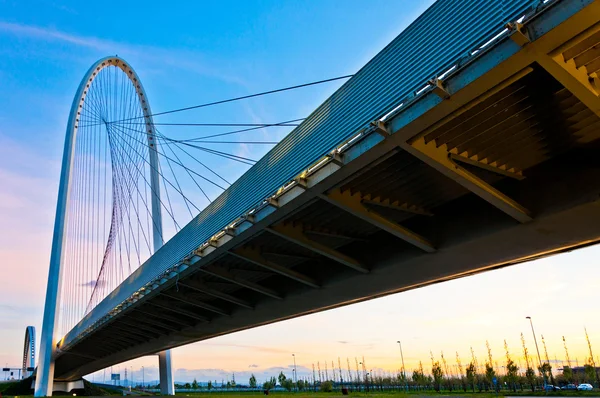 Reggio Emilia, İtalya - Calatrava köprüleri alacakaranlıkta — Stok fotoğraf