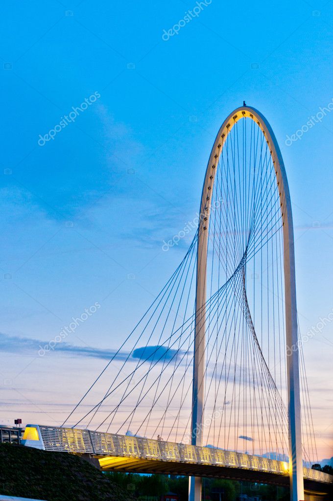 Reggio Emilia, Italien - Calatrava Brücken in der Abenddämmerung ... Reggio Emilia, Italien - Calatrava Brücken in der Abenddämmerung ...