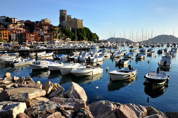 Typický středomořský přístav zobrazení — Stock fotografie