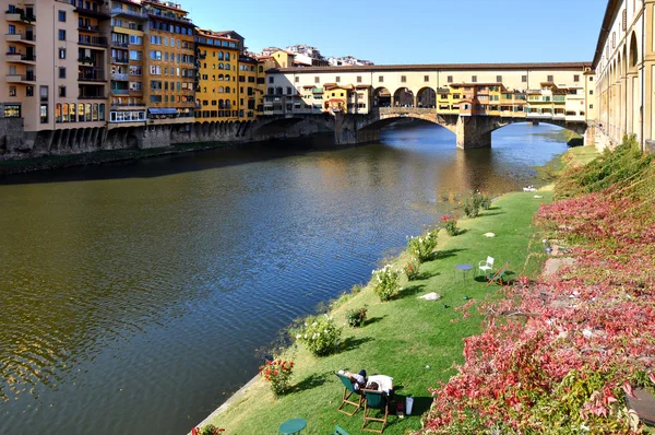 Relax in Florence in front of famous bridge — Stok fotoğraf
