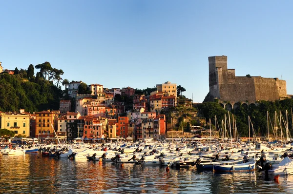Lerici pueblo típico, castillo y puerto en Liguria — Foto de Stock