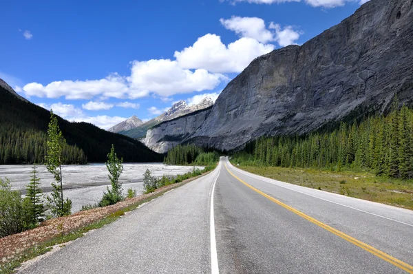 Icefields Parkway entre Canadian Rocky Mountains — Fotografia de Stock