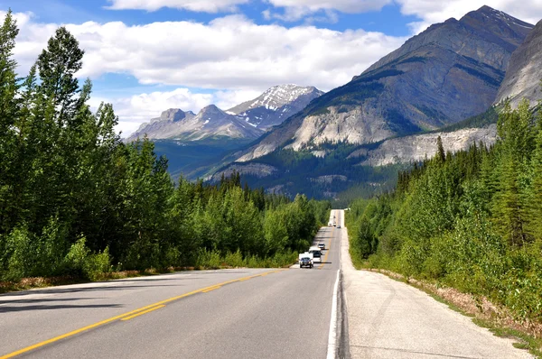 Icefields Parkway between Canadian Rocky Mountains — Stock Photo, Image