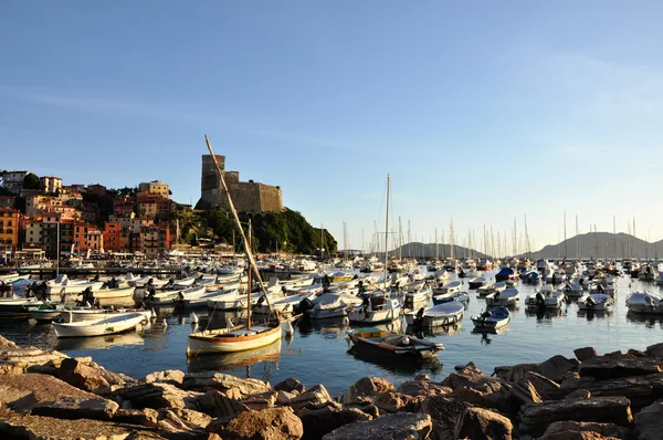 Lerici typowa wioska, Zamek i port w Ligurii — Zdjęcie stockowe