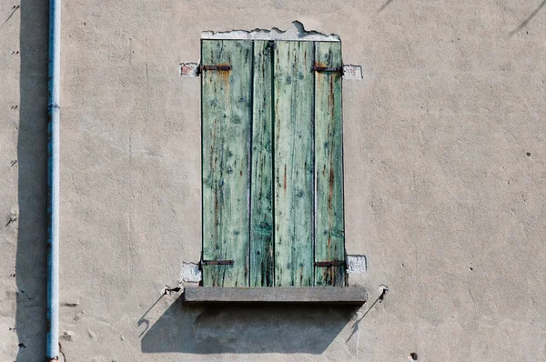 古い窓の台無しにされた壁 — ストック写真