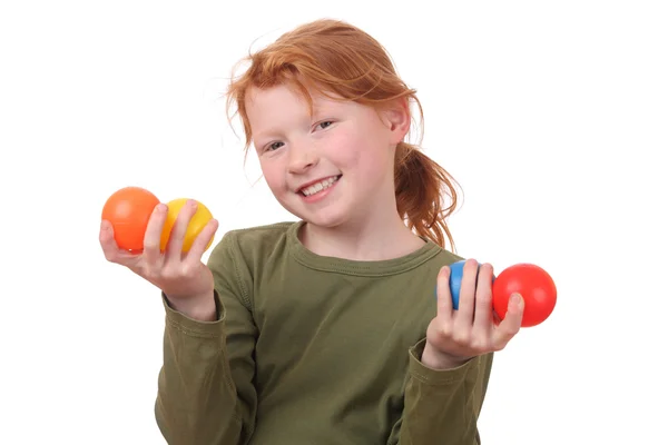 Девочка держит мячи — стоковое фото