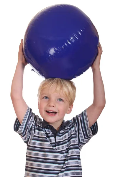 Niño jugando con una pelota — Foto de Stock
