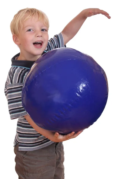 Хлопчик грає з м'ячем — стокове фото